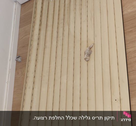 תריסים ישנים מונחים על רצפת עץ